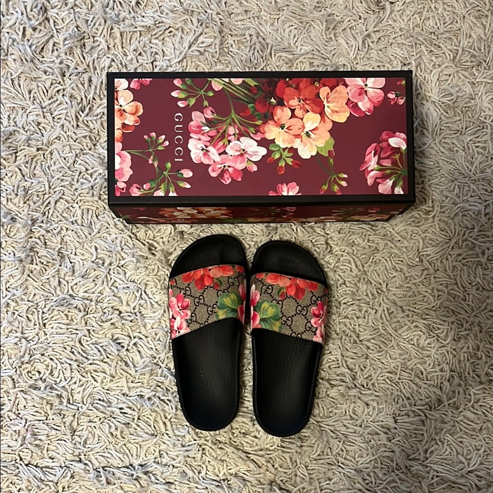 Gucci Black and Pink Sandals Sleek Design